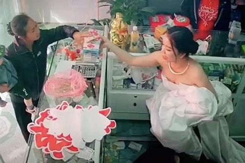 Cô dâu vẫn tranh thủ bán thuốc cho bệnh nhân khi đang đám cưới