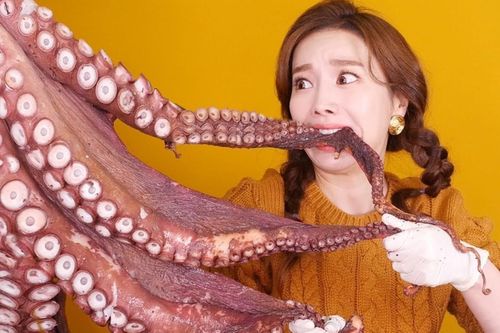 Trung Quốc xem xét cấm clip mukbang
