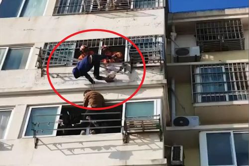 Giải cứu bé trai rơi từ tầng 6 ở Trung Quốc