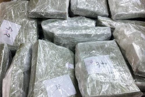 Cảnh sát chặn ôtô tải chở hơn 100 bánh heroin