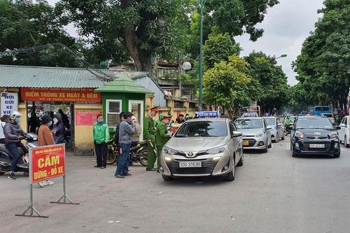 Taxi vẫn gây cản trở giao thông trước cổng Bệnh viện 108