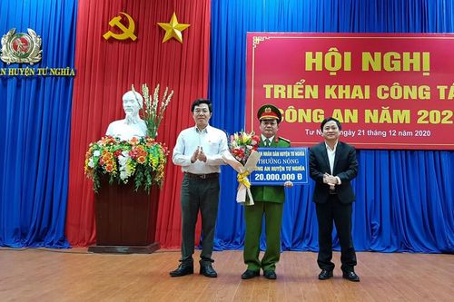 Khen thưởng lực lượng ngăn chặn kịp thời 70 đối tượng chém nhau