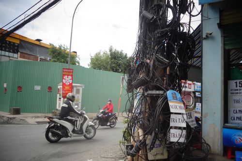 Trụ điện gánh cáp 'khủng'