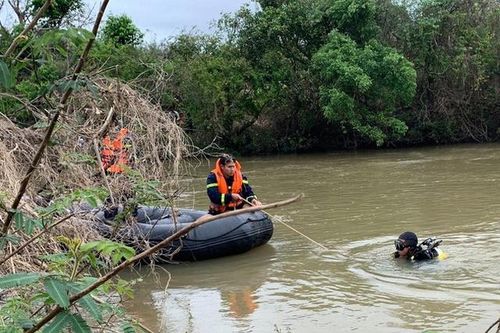 Chèo thuyền ra sông, thiếu niên bị đuối nước thương tâm