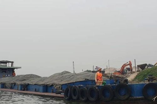 Hà Nội: Phát hiện tàu hết đăng kiểm chở 400 tấn than lậu trên sông Hồng