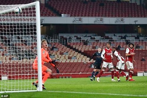 Arsenal thua đậm, Messi phá kỷ lục của Pele