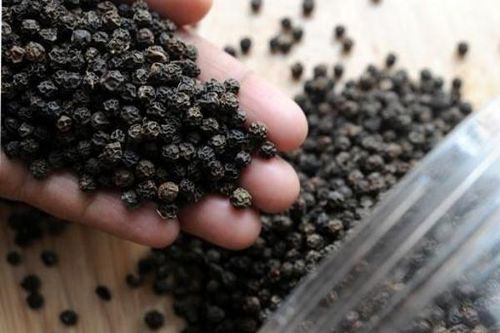 Giá hồ tiêu hôm nay 23/12: Đồng loạt giảm 500 đồng/kg