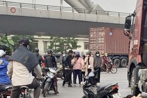 Tin giao thông đến sáng 23/12: Va chạm với container, thai phụ tử vong, mẹ chồng bị thương