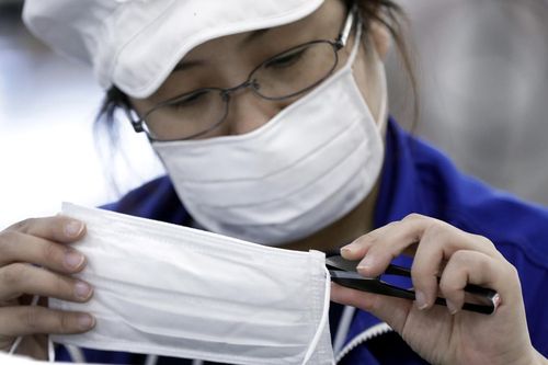 Nhật Bản khuyến khích người dân đeo khẩu trang tại nhà để ngăn dịch Covid-19 bùng phát