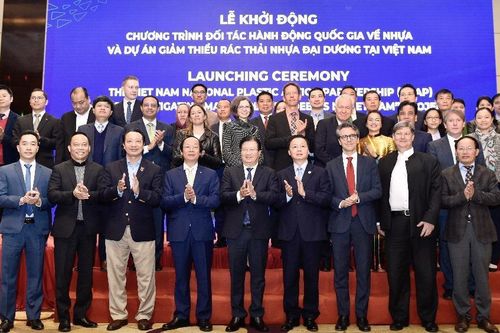 Khởi động chương trình thực hiện các cam kết giảm thiểu ô nhiễm nhựa