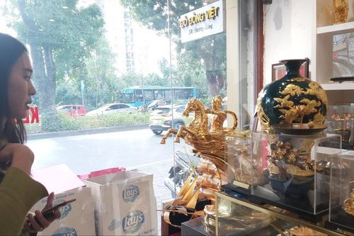 Quà tết giá hàng trăm triệu đồng bán cho ai?