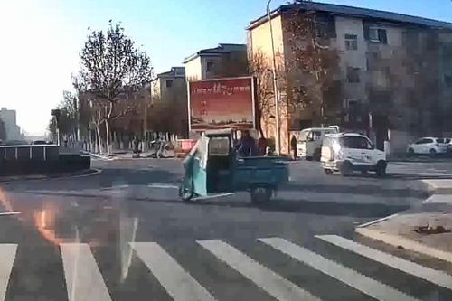Sau va chạm, xe ba gác xoay vòng giữa đường