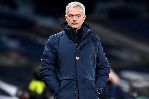 Tottenham phải dùng phòng thay đồ 'như chuồng lợn'?