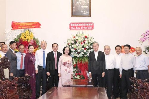 Bà Trương Thị Mai thăm, chúc mừng Giáng sinh Tòa Tổng Giám mục TPHCM