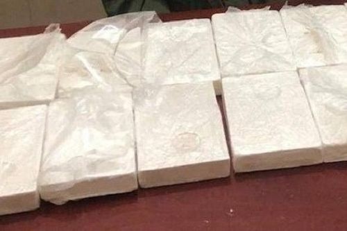 Hàng chục cảnh sát vây bắt xe tải chở 200 bánh heroin