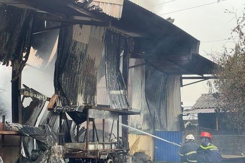 Một nhà xưởng tái chế phế liệu công nghiệp bị thiêu rụi