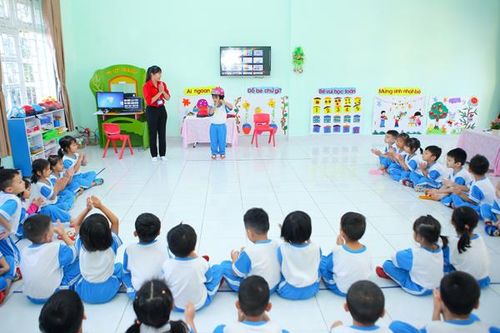 Trẻ mầm non hào hứng học an toàn giao thông
