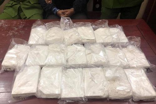 Công an Nghệ An vây bắt xe tải chở hơn 100 bánh heroin cùng ma túy đá