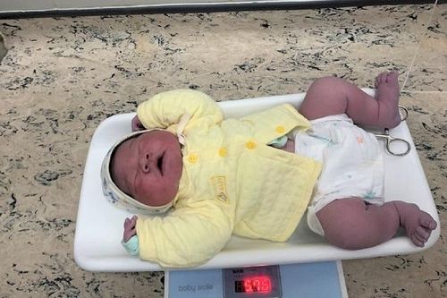 Mổ đẻ thành công bé trai nặng gần 6kg