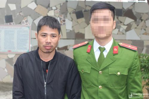 Khởi tố 'ma làng' bắt thương lái mua tôm đóng tiền 'bảo kê'