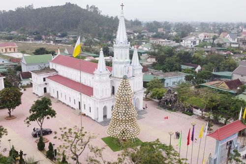 Nghệ An: Độc đáo cây thông Noel làm từ hơn 1.000 chiếc nón lá