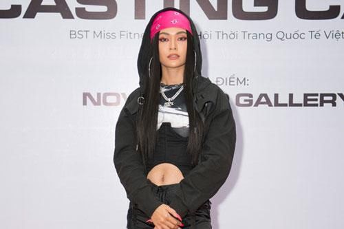 Mâu Thủy mặc đồ như rapper đi casting