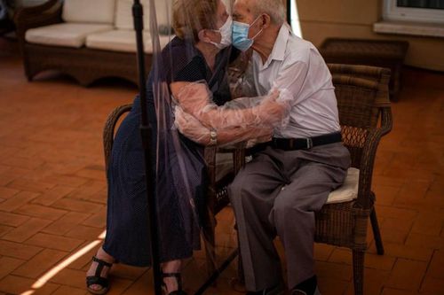 Thế giới giữa một năm COVID-19: Tình yêu trong khoảng cách