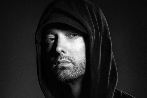 Eminem gửi lời xin lỗi đến Rihanna trong ca khúc mới.