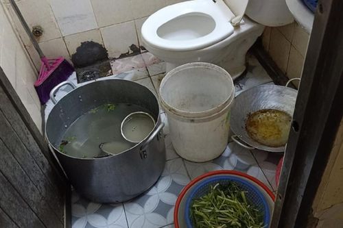 Khách Tây 'sốc nặng' trước cảnh tượng bên trong quán ăn: Rau, nồi đều được để dưới sàn toilet