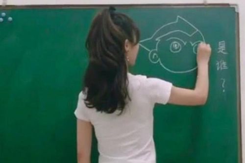 Cô giáo mầm non ăn mặc gợi cảm khi đứng lớp khiến phụ huynh tranh cãi dữ dội