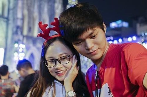 Giới trẻ đổ xô về Nhà thờ Lớn Hà Nội check-in trước thềm Giáng sinh