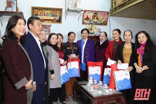 Chủ tịch Hội LHPN Việt Nam thăm, tặng quà chi hội trưởng phụ nữ và hộ đồng bào công giáo có hoàn cảnh khó khăn tại TP Thanh Hóa