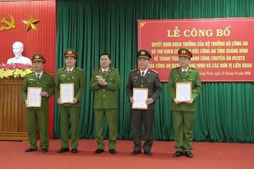 Quảng Bình: Khen thưởng chuyên án bắt 8 đối tượng phá rừng quy mô lớn