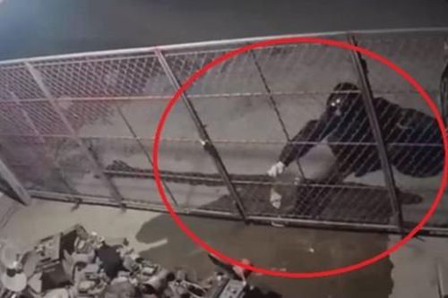Danh tính kẻ đổ xăng đốt nhà hàng xóm lúc nửa đêm ở Hưng Yên: Do mâu thuẫn chuyện làm ăn