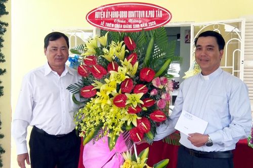 Lãnh đạo huyện Phú Tân chúc mừng lễ Giáng sinh trên địa bàn