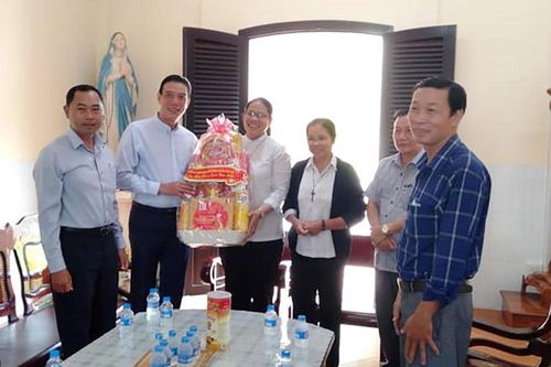 Lãnh đạo huyện Chợ Mới thăm và chúc mừng lễ Giáng sinh