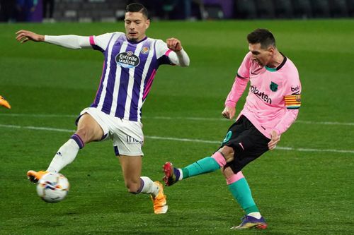 Messi vượt... Pele