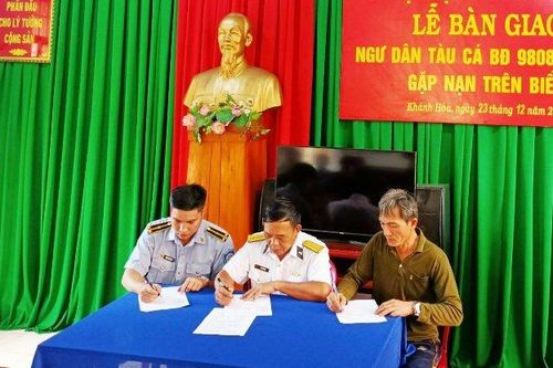 Đưa tàu cá cùng 3 ngư dân Bình Định gặp nạn vào bờ