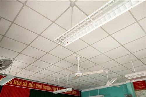 SAINT-GOBAIN Việt Nam hỗ trợ 7.000 tấm trần trang trí Vĩnh Trường Ánh Kim cho các công trình trường học bị hư hại do bão lũ tại miền Trung