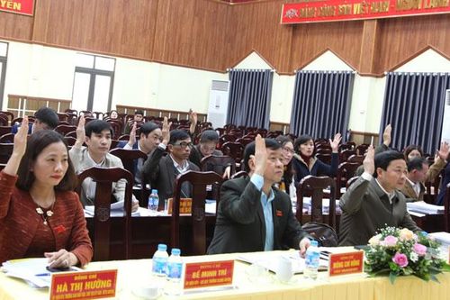 Thông qua nhiều nghị quyết về phát triển kinh tế - xã hội