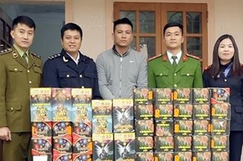 Vận chuyển gần 2 tạ pháo nhận 2,5 triệu tiền công