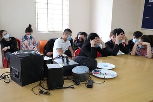 Kiểm tra khách sạn, phát hiện nhóm nam thanh nữ tú phê ma túy