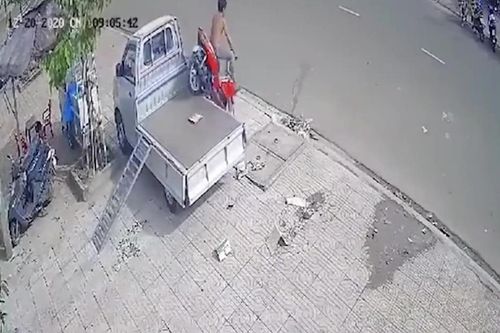 Clip: Thanh niên chơi trội phóng xe máy qua thùng ô tô