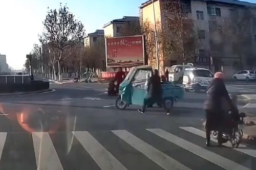 Người đàn ông dũng cảm ngăn xe ba gác gây tai nạn ở ngã tư