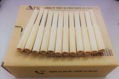 Cảnh sát giao thông dùng ống thổi bằng tre kiểm tra nồng độ cồn