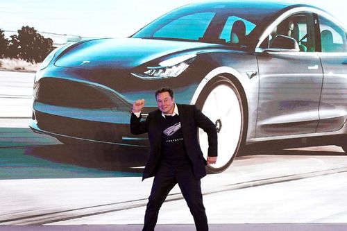 Tỷ phú Elon Musk từng đề nghị bán hãng ô tô điện Tesla cho Apple