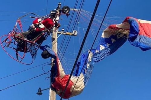'Ông già Noel' nhảy dù, bị mắc vào đường dây điện, khiến cả một khu vực phải chịu mất điện