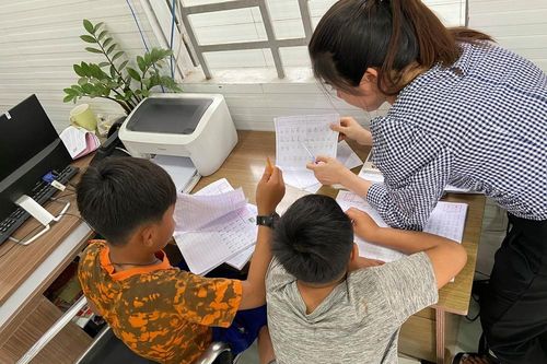 'Ông già Noel' giữa đời thực: Mở lớp học miễn phí cho 4 em nhỏ bán ve chai