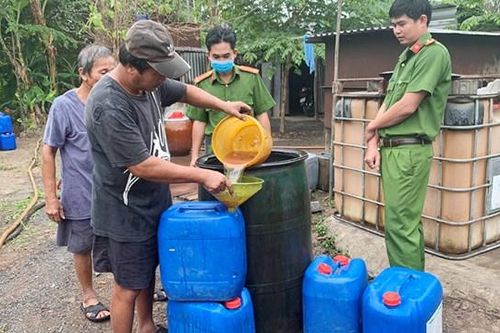 An Giang: Phát hiện một cơ sở chứa hơn 53.000 lít nhớt thải