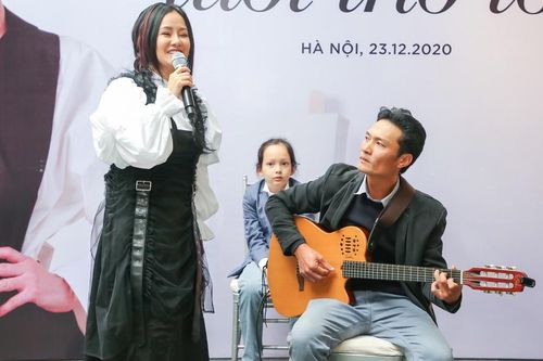 Hồng Nhung hát 'Em đi giữa biển vàng'
